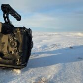 کانن R6 Mark III: نگاهی جامع از دیدگاه یک فیلمبردار (بررسی در حال انجام) 4 باتری جدید LP-E6P در حال شارژ