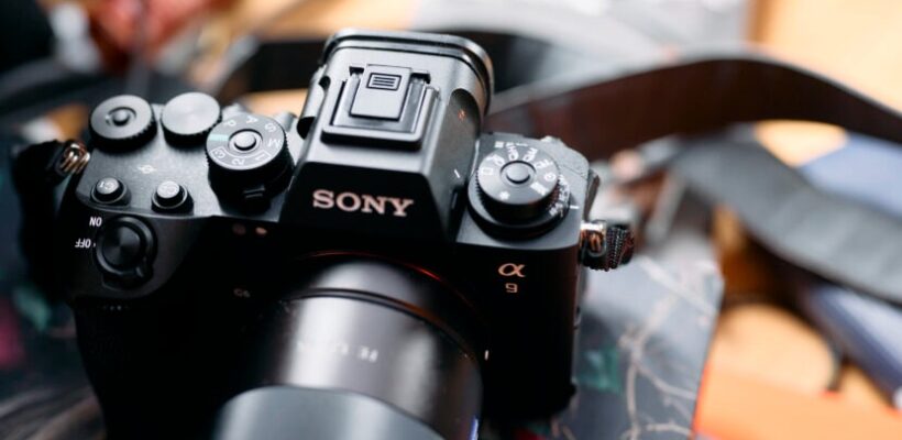 بهترین دوربینهای ۲۰۲۵ برای عکاسان حرفهای: راهنمای جامع انتخاب 1 دوربین پاناسونیک لومیکس S1R II با سنسور پرقدرت