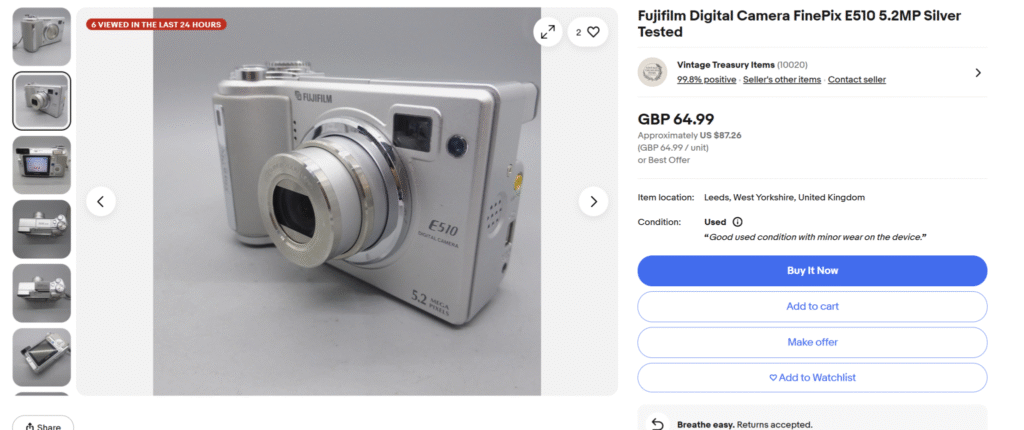 بازگشت دوربینهای کامپکت ؛ محبوبترین انتخابهای نسل زد در سال ۲۰۲۵ 5 فوجیفیلم FinePix E510 روی میز چوبی کلاسیک