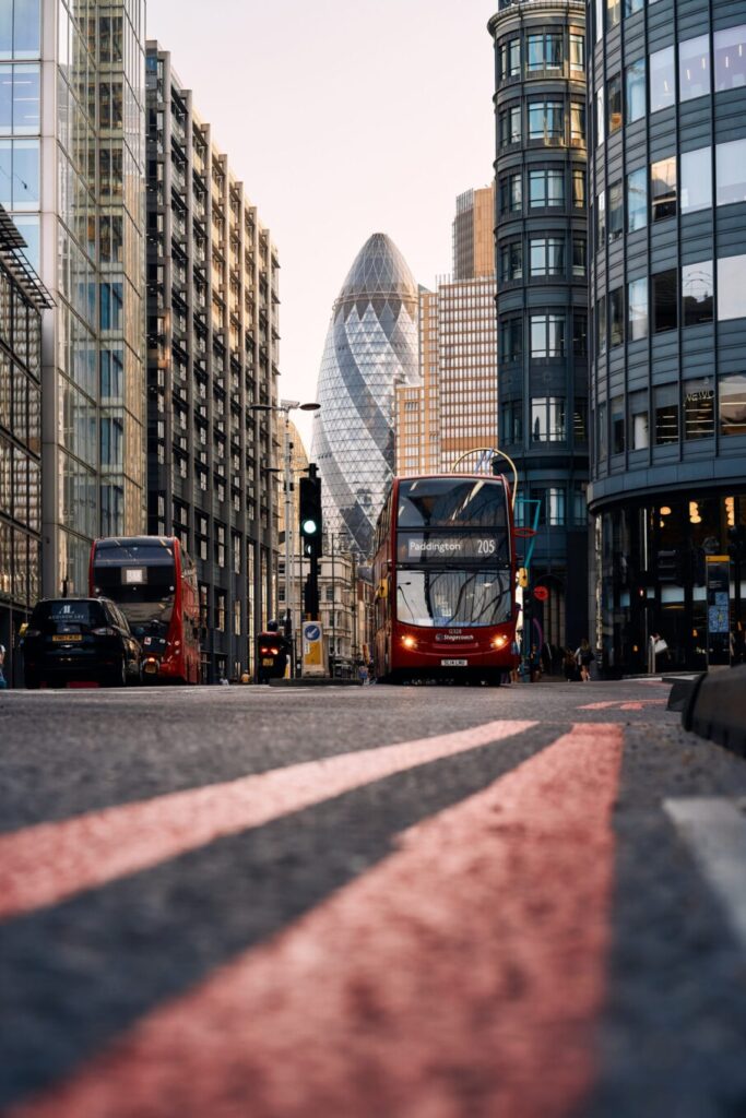 راهنمای جامع عکاسی شهری در سفر: تکنیکهای حرفهای برای تصاویری خیرهکننده 6 عکس از یک خیابان لندن با اتوبوس در حال نزدیک شدن