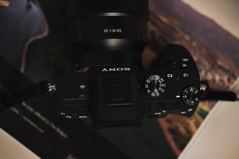 نبرد بهترین دوربین کارکرده: Sony A7 III یا Nikon Z5 II؟ (بررسی کامل و مقایسه تخصصی) 4 نمای جلوی دوربین نیکون Z5 II فولفریم