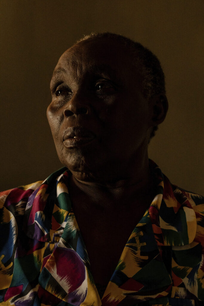 عکاس در حال عکاسی بدون سه‌پایه با فعال بودن لرزش‌گیر