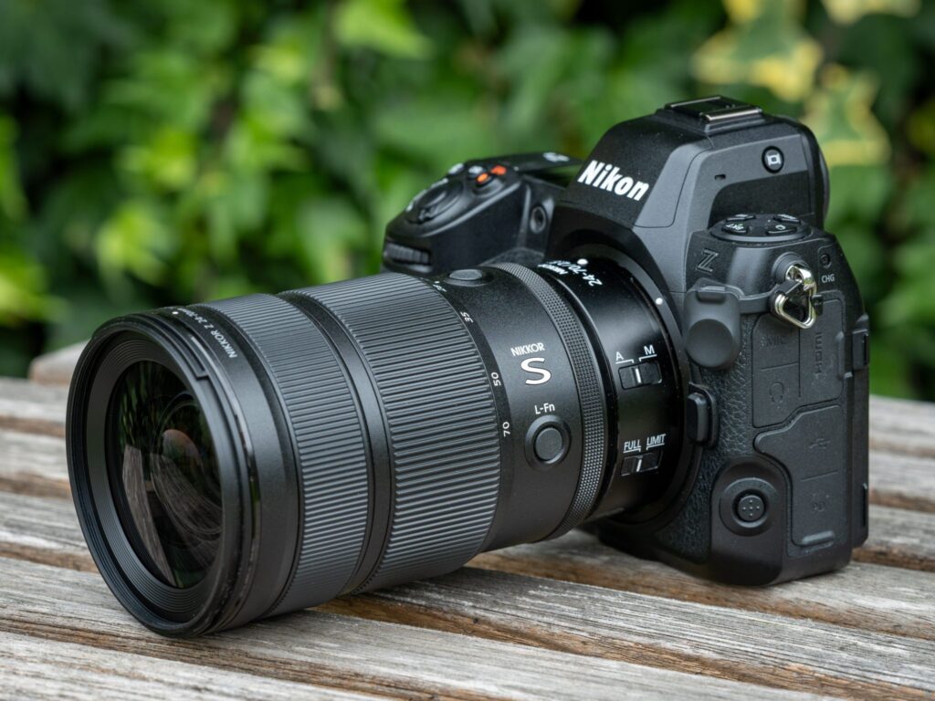 تصویری از یک تکنیسین متخصص در حال کالیبره کردن یک لنز نیکون Z در مرکز ایده‌آل دوربین.