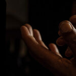 عکاسی پرتره در نور کم: راهنمای تخصصی برای ثبت تصاویری درامگیر و حرفهای 14 جادوی نور پنجره