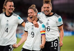 معرفی و آموزش مباحث کلیدی مرتبط با عکاسی ورزشی اشاره دارد و به کاربران کمک می‌کند تا با اصول و تکنیک‌های لازم برای عکاسی از رویدادهای ورزشی آشنا شوند.