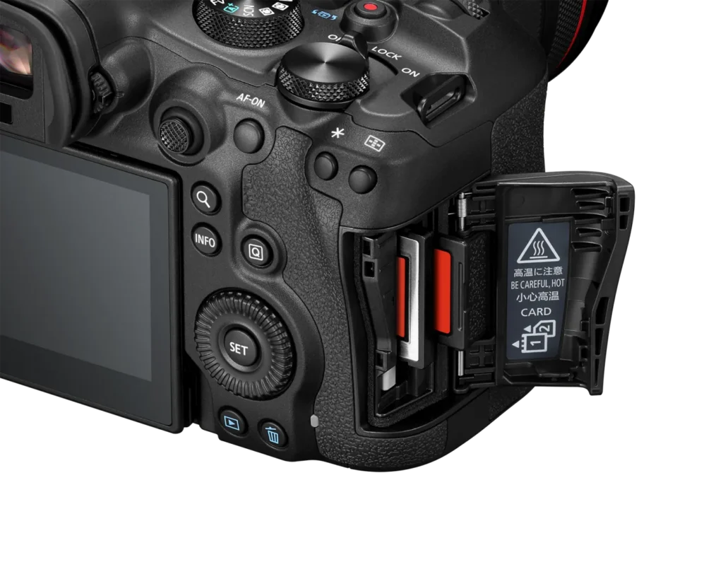 کارت CFexpress در حال فرمت‌شدن در دوربین