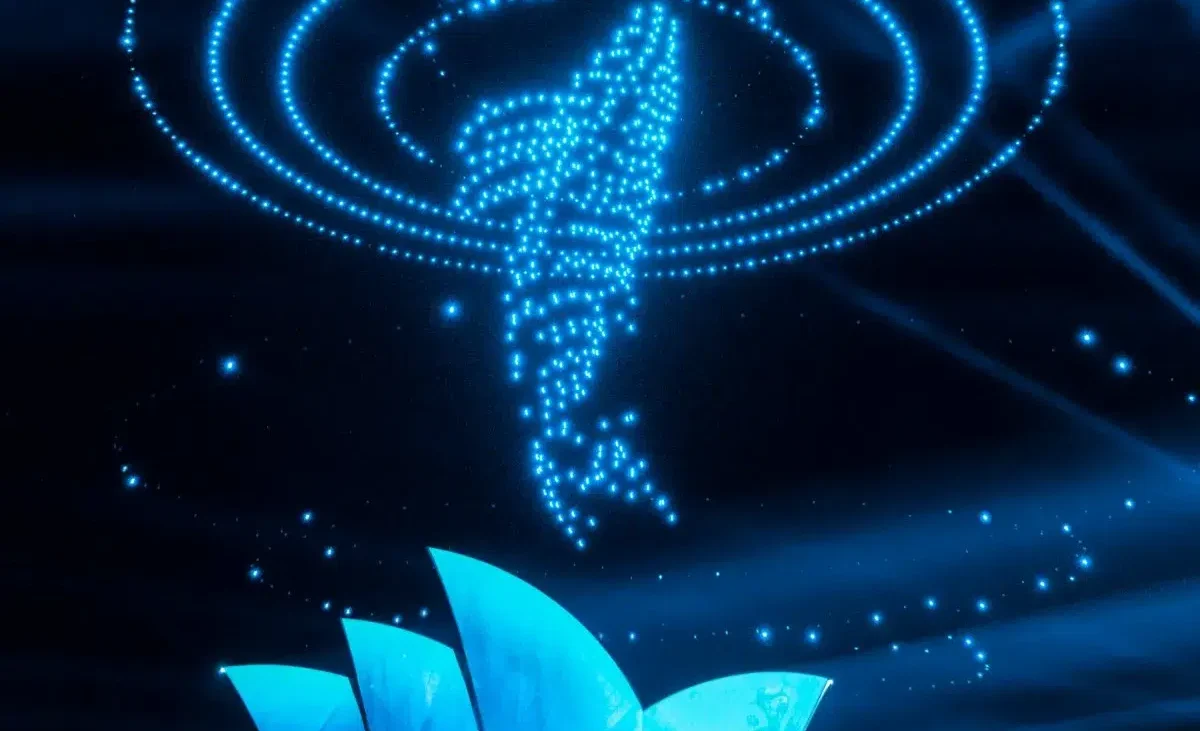 عکاسی در شب در خیابان شهری با نورهای مصنوعی