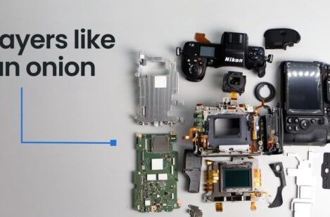 فرآیند جداسازی اجزای داخلی دوربین نیکون Z8 برای تعمیر یا بررسی.