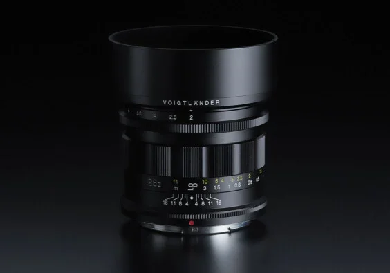 نماد سوال و پاسخ (؟) در کنار لنز فوگلندر APO-Lanthar 28mm f/2.
