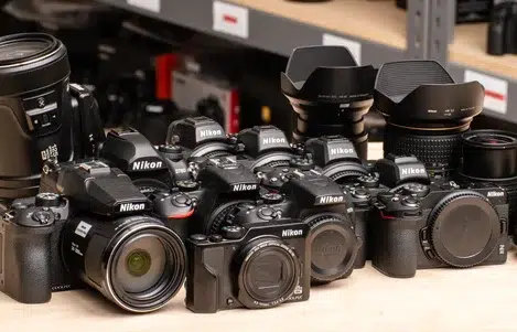 بررسی دقیق قطعات داخلی یک دوربین نیکون است.