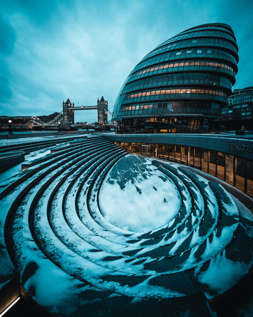 این توصیف در زمینه معماری و طراحی فضاهای عمومی مورد استفاده قرار می‌گیرد.