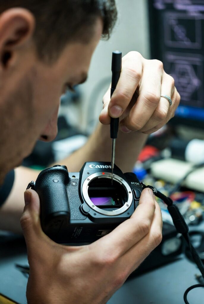 تعمیر تخصصی برد الکترونیکی دوربین کانن توسط تکنسین مجرب در مرکز معتبر 