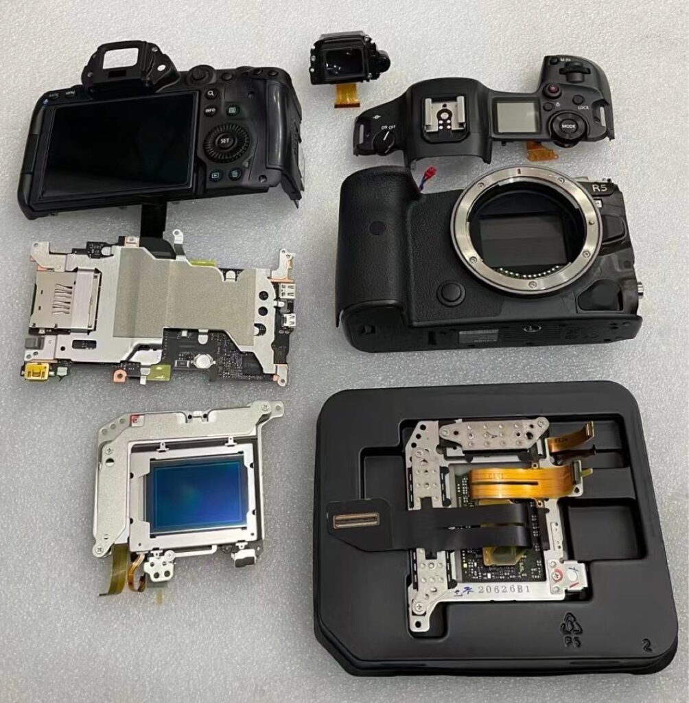 تکنسین با ذره‌بین و ابزارهای دقیق در حال کار روی مکانیزم داخلی یک دوربین DSLR نیکون