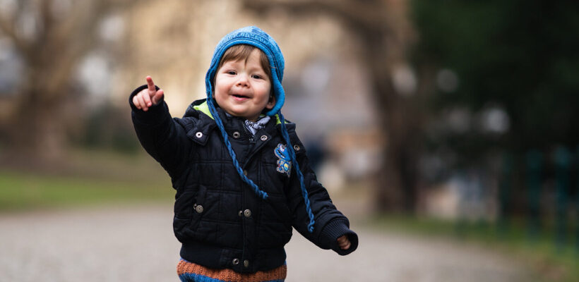 کودکی که در حال بازی در پارک است و به دوربین توجهی ندارد.