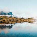 عکاسی از چشماندازهای تابستانی: راهنمای جامع برای ثبت تصاویری خیرهکننده 12 عکاسی از منظره تابستانی در سحرخیزی با مه صبحگاهی