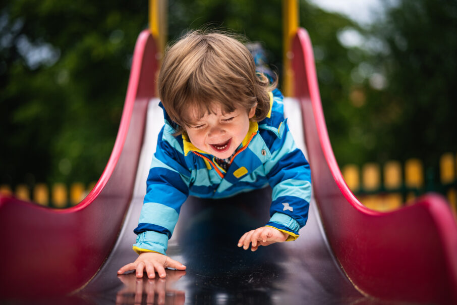 پرتره کودک با پس‌زمینه تار شده که با لنز 50mm f/1.4 گرفته شده است.