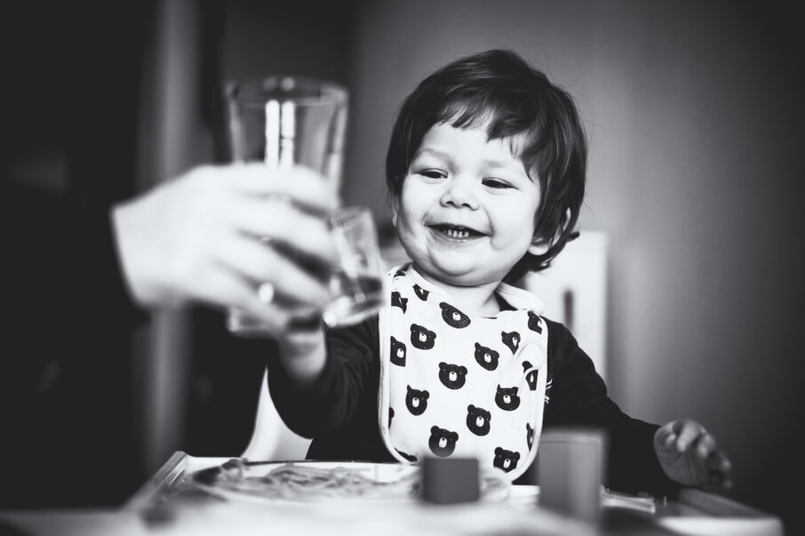 نمایش اهمیت سرعت شاتر بالا در ثبت لحظات پرتحرک کودکان.