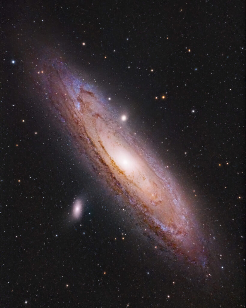 راهنمای جامع عکاسی دیپ اسکی (Deep Sky): از تجهیزات تا پردازش نهایی 4 یک کهکشان بزرگ و نزدیک به زمین که به عنوان M31 نیز شناخته میشود.