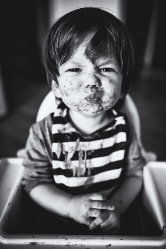 پرتره کودک با پس‌زمینه تار شده که با لنز 50mm f/1.4 گرفته شده است.