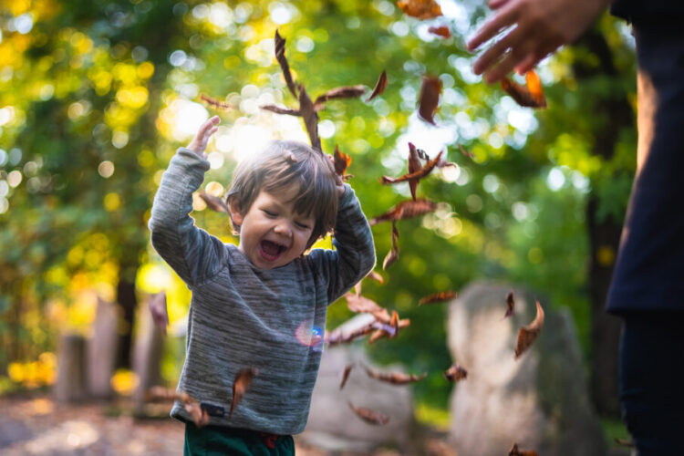 نمای نزدیک از چشم یک کودک که با دقت کامل فوکوس شده است.