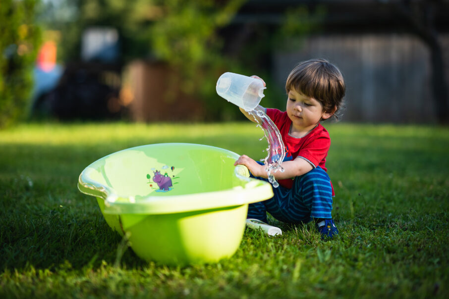کودکی در حال بازی که با سرعت شاتر بالا منجمد شده است.