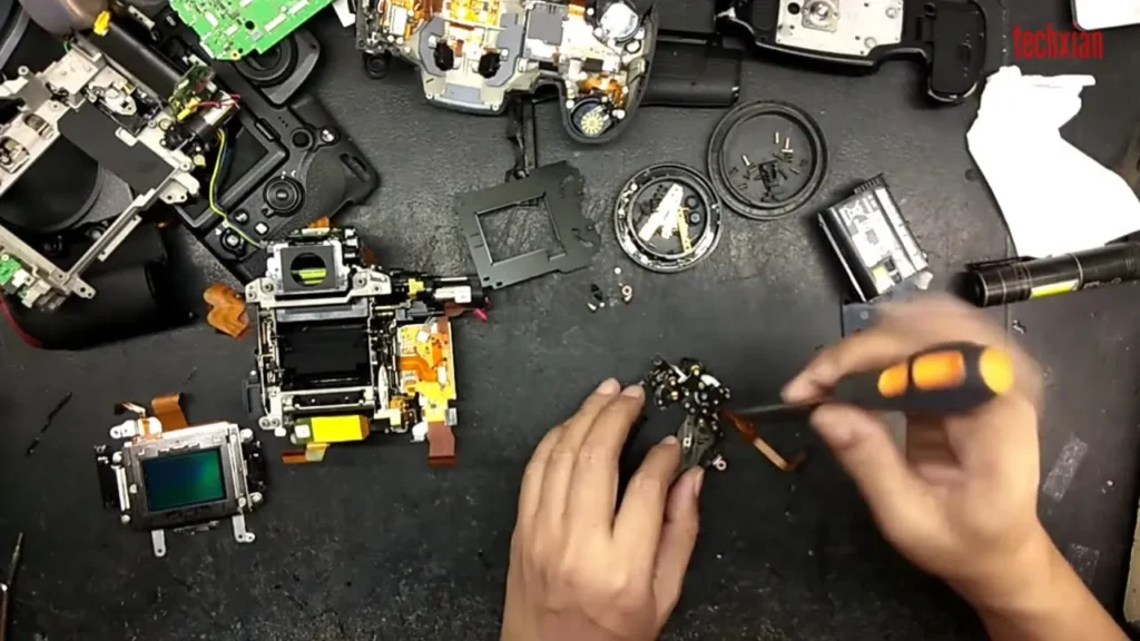 متخصص در حال تعمیر شاتر دوربین DSLR 