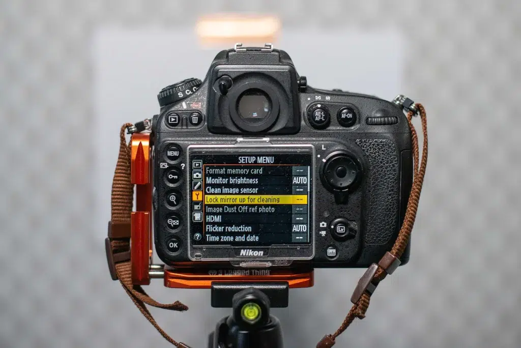 دوربین عکاسی در یک کیف محافظ در محیطی خشک و تمیز