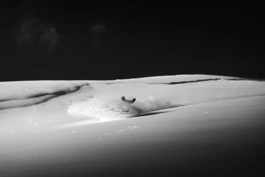  این تصویر هیجان اسنوبرد سواری در شب را به تصویر می‌کشد.