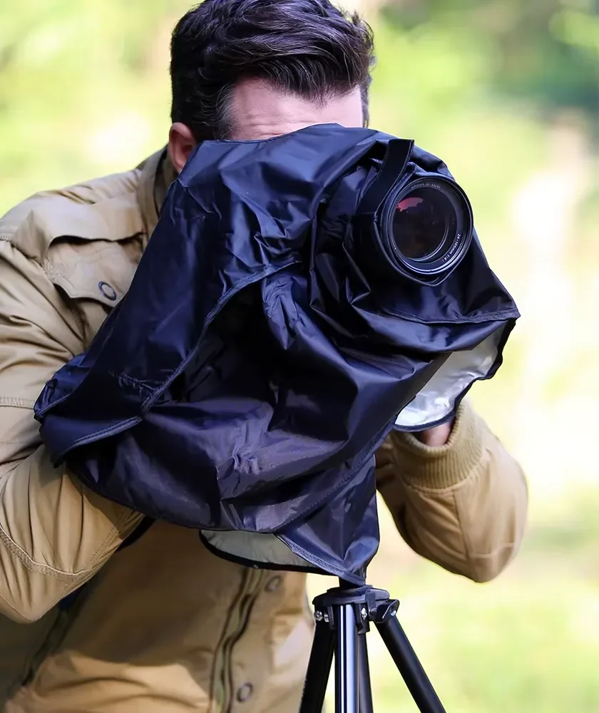 یک عکاس در حال استفاده از یک دوربین نیکون ضد آب در باران
