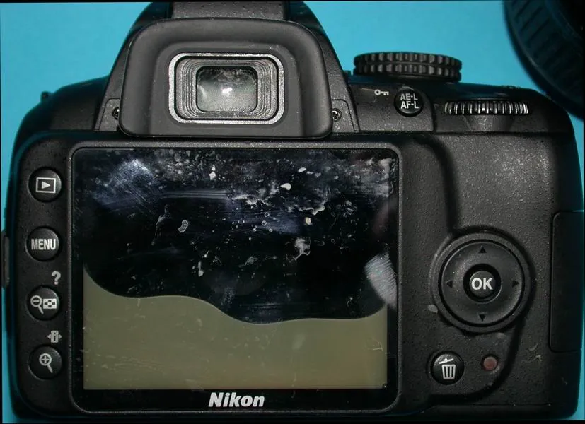 این عبارت به شرایطی اشاره دارد که در آن آب در داخل صفحه نمایش ال سی دی وجود دارد و می‌تواند باعث آسیب یا خرابی داخلی آن شود.