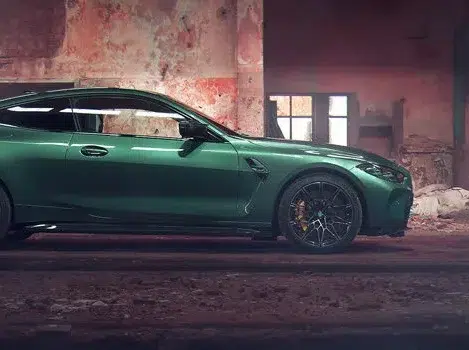 عکاسی از یک خودروی اسپورت در یک صحنه رمانتیک و پر از احساس