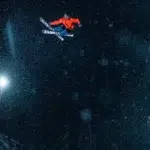 راهنمای جامع عکاسی در شرایط سرد: از آمادهسازی تا گرفتن بهترین نما 8 پسزمینه برفی و کوهستانی دارد تا حس مکان را منتقل کند.