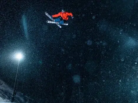 پس‌زمینه برفی و کوهستانی دارد تا حس مکان را منتقل کند.