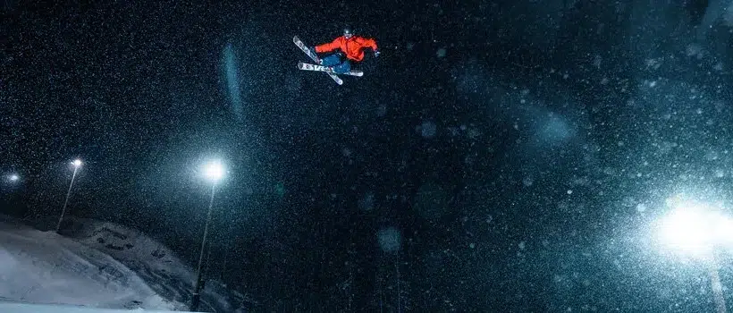 پس‌زمینه برفی و کوهستانی دارد تا حس مکان را منتقل کند.