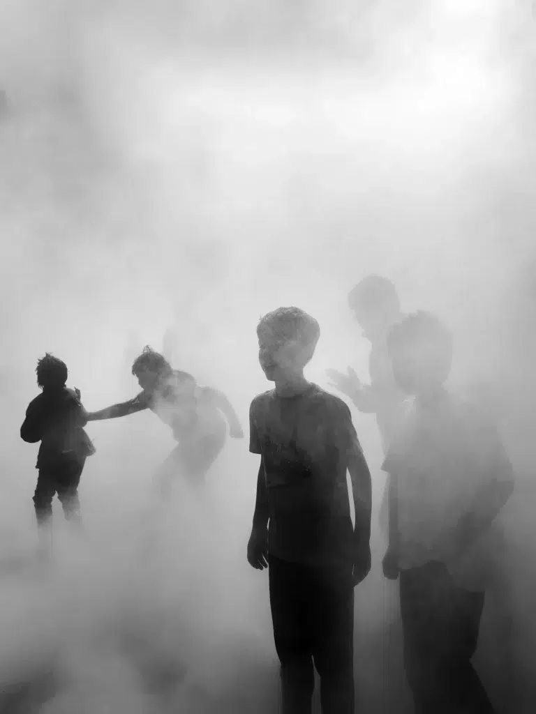 عکسی از کودکان در حال بازی در مه که نتیجه صبر و انتظار است