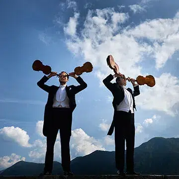 دو نفر در لباس رسمی که مانند ویولون‌نوازان عمل می‌کنند