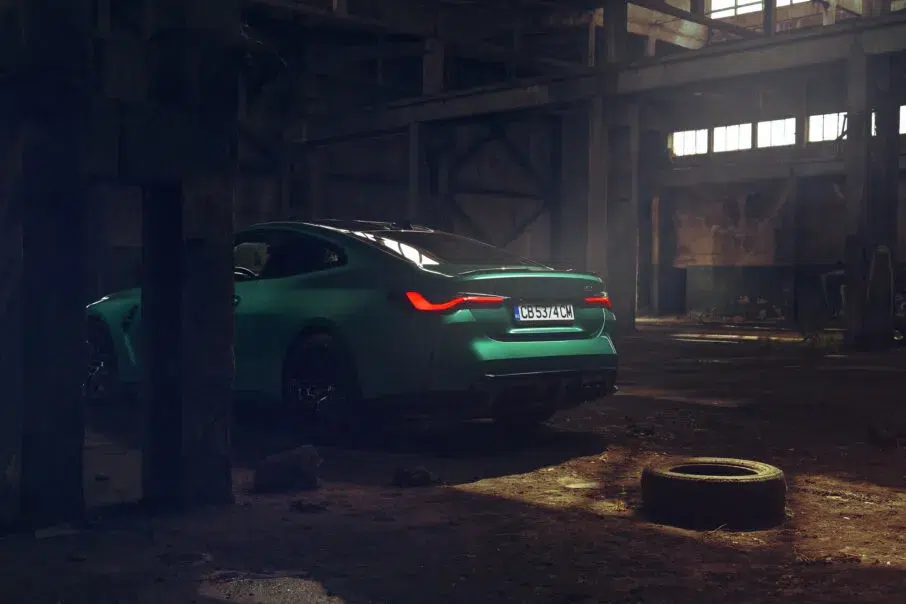 هنر ثبت حرکت: راهنمای جامع عکاسی خودرو 3 یک عکاس در حال بررسی یک مکان صنعتی متروکه برای عکاسی از خودرو