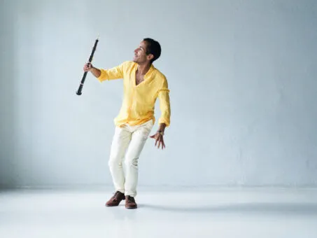 مردی در لباس زرد که با اعتماد به نفس در حال حرکت است