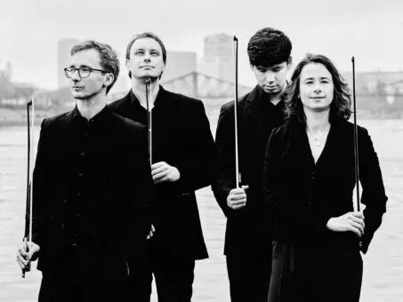 " Alt Text: گروهی از موسیقی‌دانان در شرایط نوری پیچیده