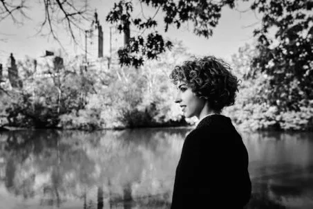 زنی در کنار دریاچه در یک تصویر سیاه و سفید