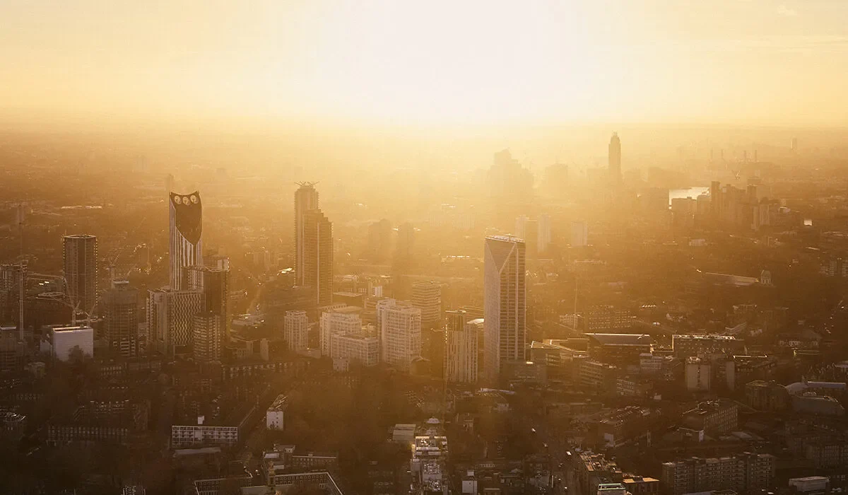 نمای زیبای شهر در نور طلایی غروب آفتاب