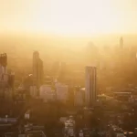 نمای زیبای شهر در نور طلایی غروب آفتاب