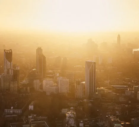 نمای زیبای شهر در نور طلایی غروب آفتاب