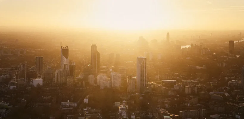 نمای زیبای شهر در نور طلایی غروب آفتاب