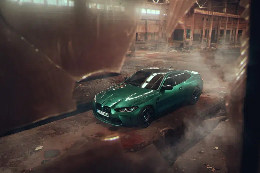 هنر ثبت حرکت: راهنمای جامع عکاسی خودرو 5 یک استروب در حال تابیدن نور به سمت یک رفلکتور برای نورپردازی نرم یک خودرو