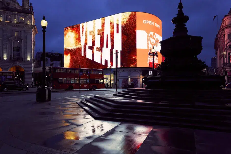 عکسی از صحنه‌ای در شهر در شرایط آب و هوایی خاص