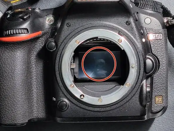 لکه‌های گرد و غبار روی سنسور دوربین دیجیتال