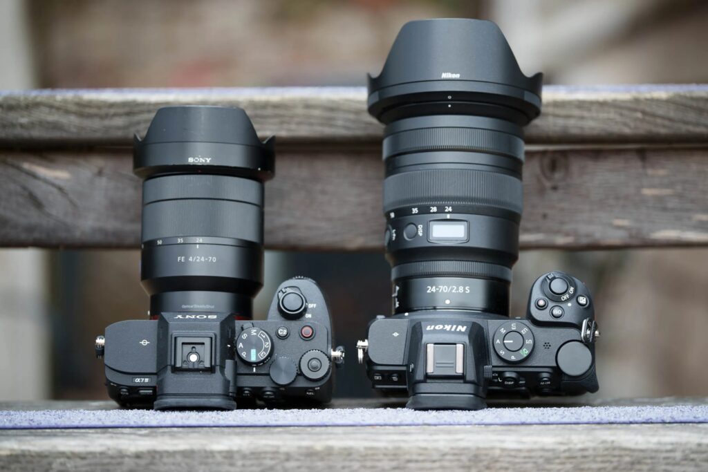 مقایسه نیکون Z5 با لنز f/2.8 و سونی A7 IV با لنز f/4