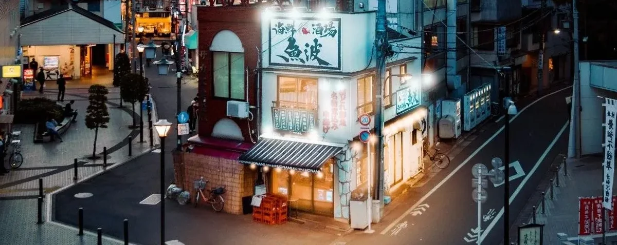 معرفی مفاهیم و تکنیک های مربوط به عکاسی از زندگی روزمره در فضای عمومی.