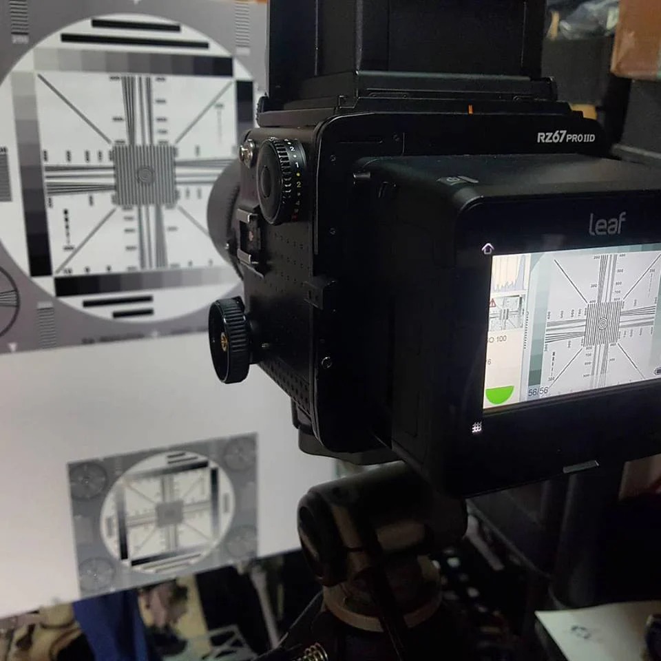 لنز نیکون روی یک دستگاه کالیبره فوکوس تخصصی که به کامپیوتر متصل است. 